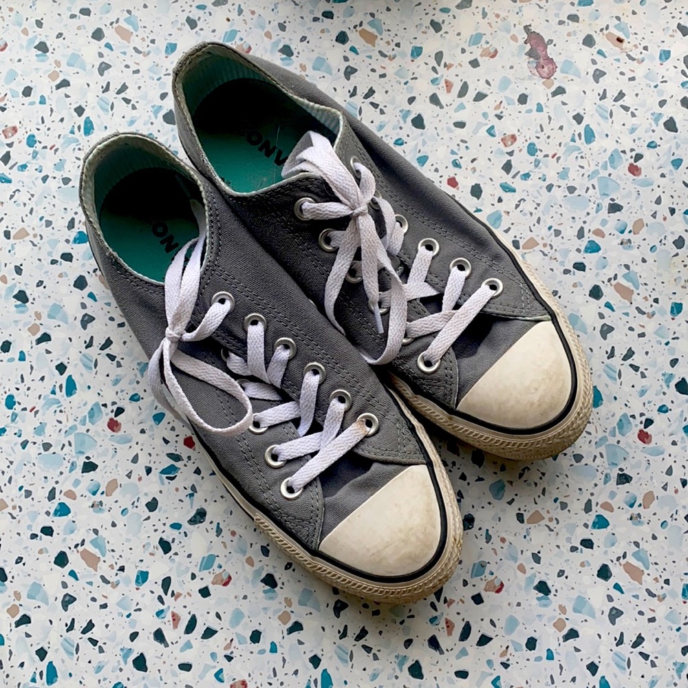 Grey low-top converse